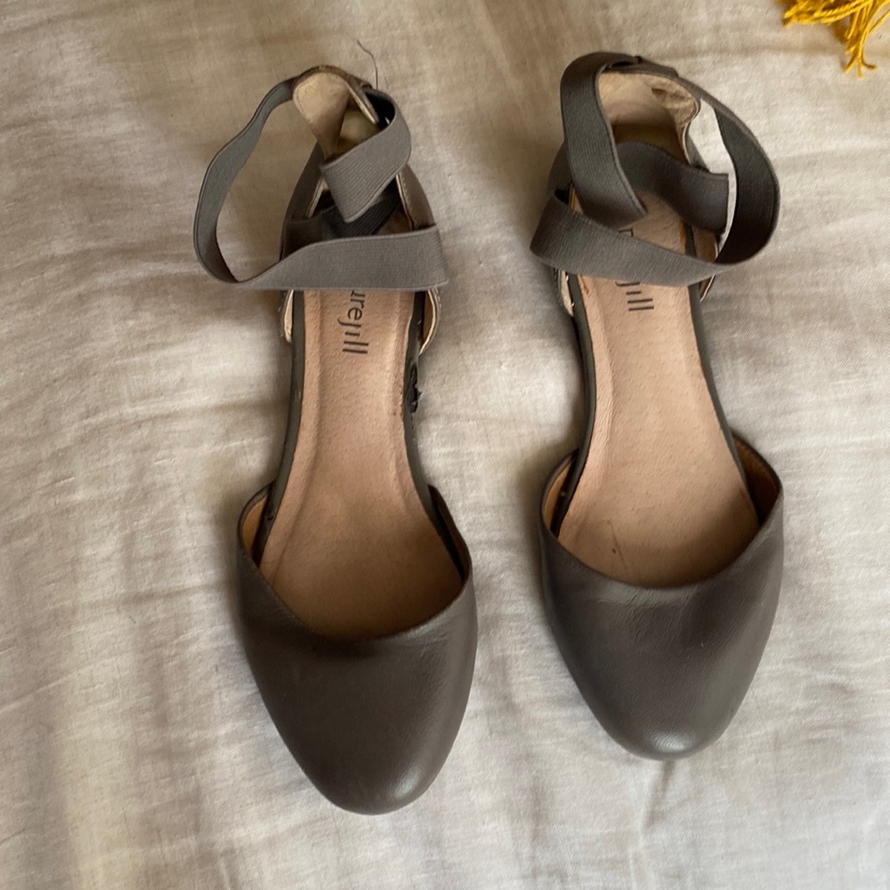 Used good condition sz 6 J Jill gray scrappy closed toe shoes. Minimal marks